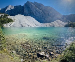 This image transports you to a Provincial Park in Alberta, Canada - entitled Peter Lougheed. Here you can see clear lake waters and high summits.